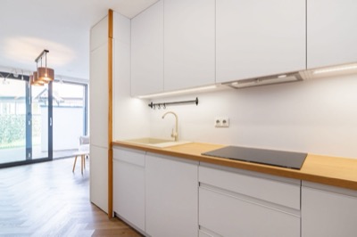 Kuchyňská linka s indukční deskou a dřezem