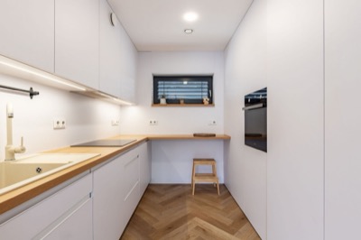 Kuchyně s pracovní plochou a oknem