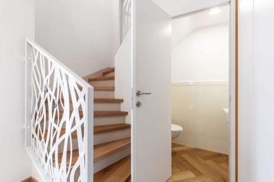 Schodiště s dekorativním zábradlím a WC pod schody