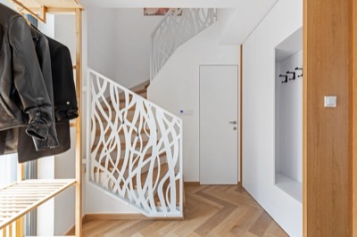 Vstupní hala se šatnou a schodištěm