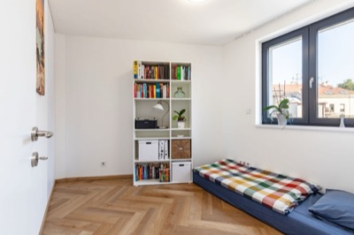 Pokoj s knihovnou a postelí