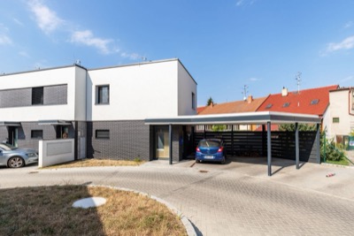 Čelní pohled na dům z ulice