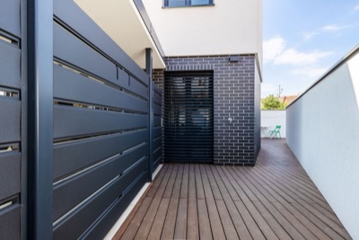 Terasa s dřevěnou podlahou a zástěnou